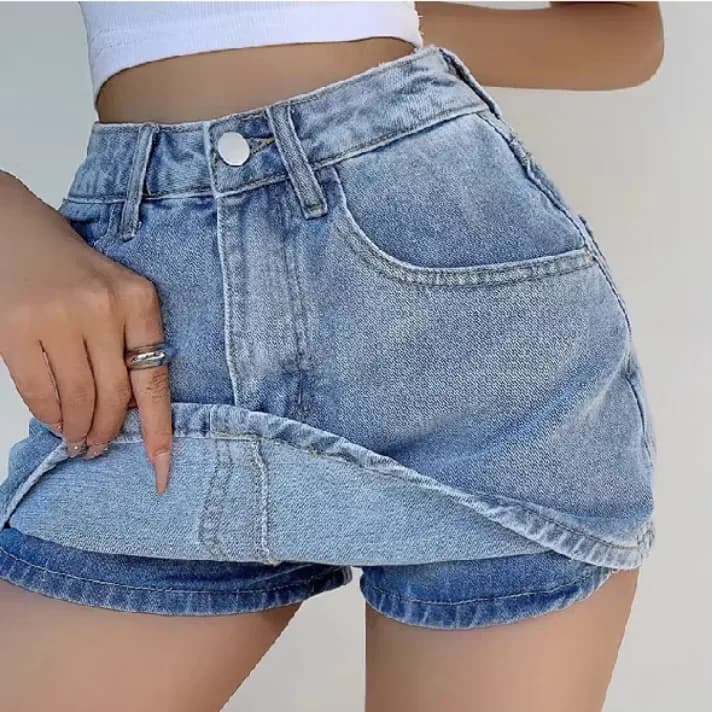 Denim Skort π Palda sa labas, shorts sa loob! π Cute tingnan, komportable isuot, at hindi ka mag-aalala kahit gumalaw nang todo. Perfect pang-araw-araw at pang-gala! β¨