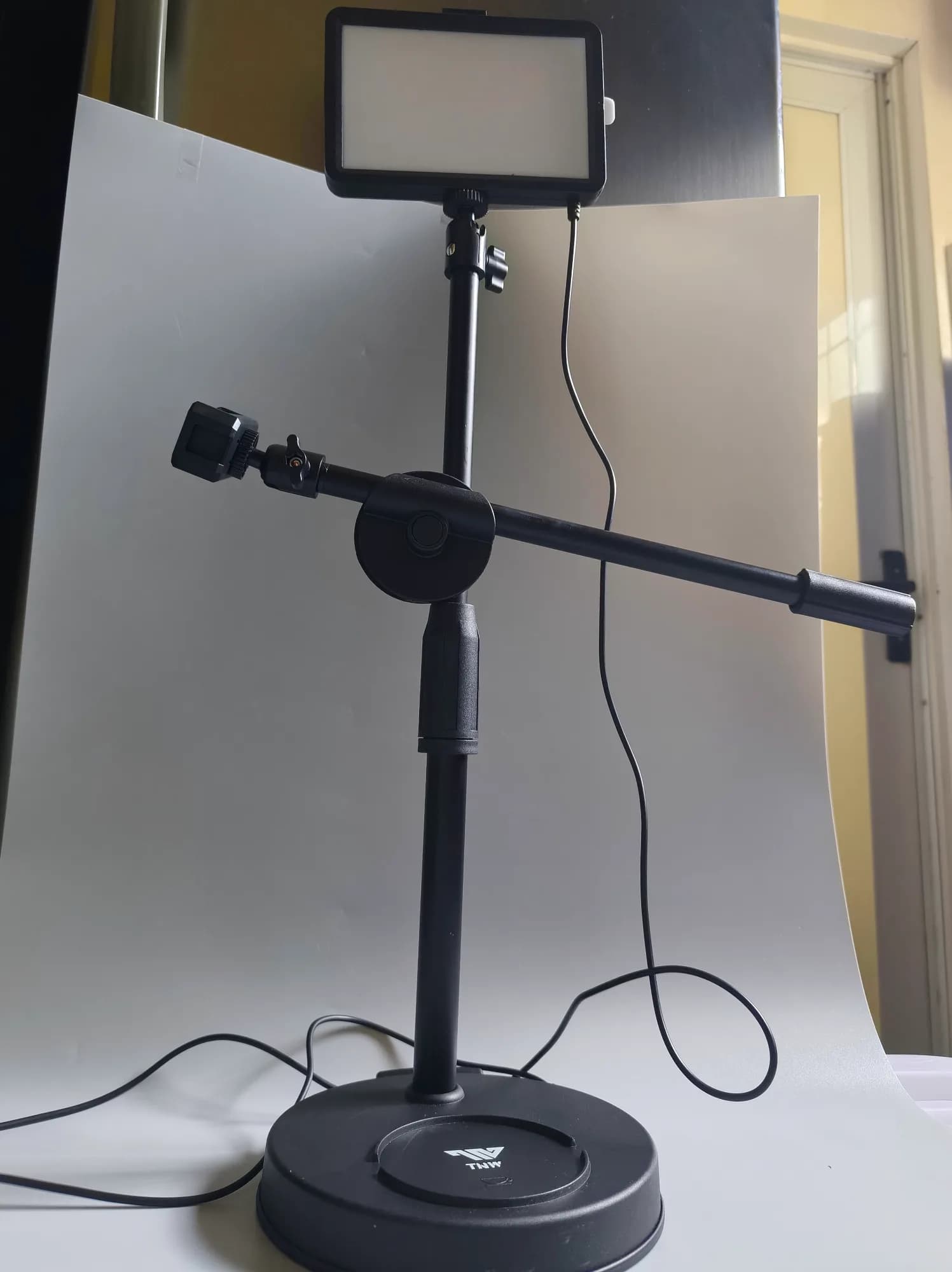 TNW FILL LIGHT TRIPOD WITH PHONE HOLDER